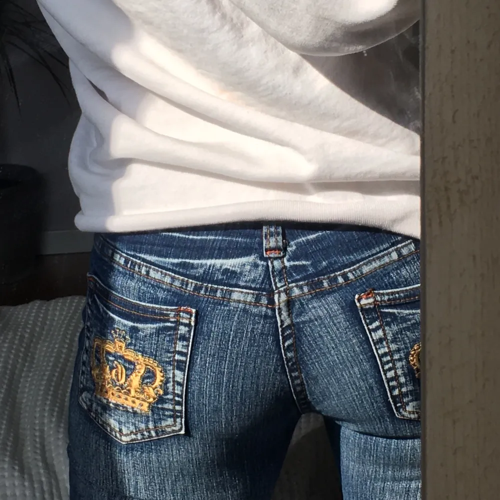 00s jeans från goodies jeans😍 supertrendiga lågmidjade jeans med brodering på bakfickorna! Säljer pga att de är för små för mig:(. Riktigt snygga jeans. Säljer till den som budar högst! Ledande bud är 330!. Jeans & Byxor.