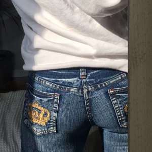 Lågmidjade jeans - 00s jeans från goodies jeans😍 supertrendiga lågmidjade jeans med brodering på bakfickorna! Säljer pga att de är för små för mig:(. Riktigt snygga jeans. Säljer till den som budar högst! Ledande bud är 330!