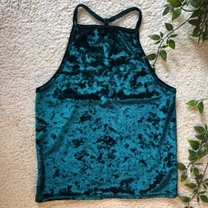 Mörkgrön fest topp Urban Outfitters - Velour mörkgrön fest topp i storlek S, passar även M eller xs pga stretchig material. Köpt på Urban Outfitters i Berlin men inte kommit till mkt användning. Dm för fler bilder😊 frakt inkluderat i priset