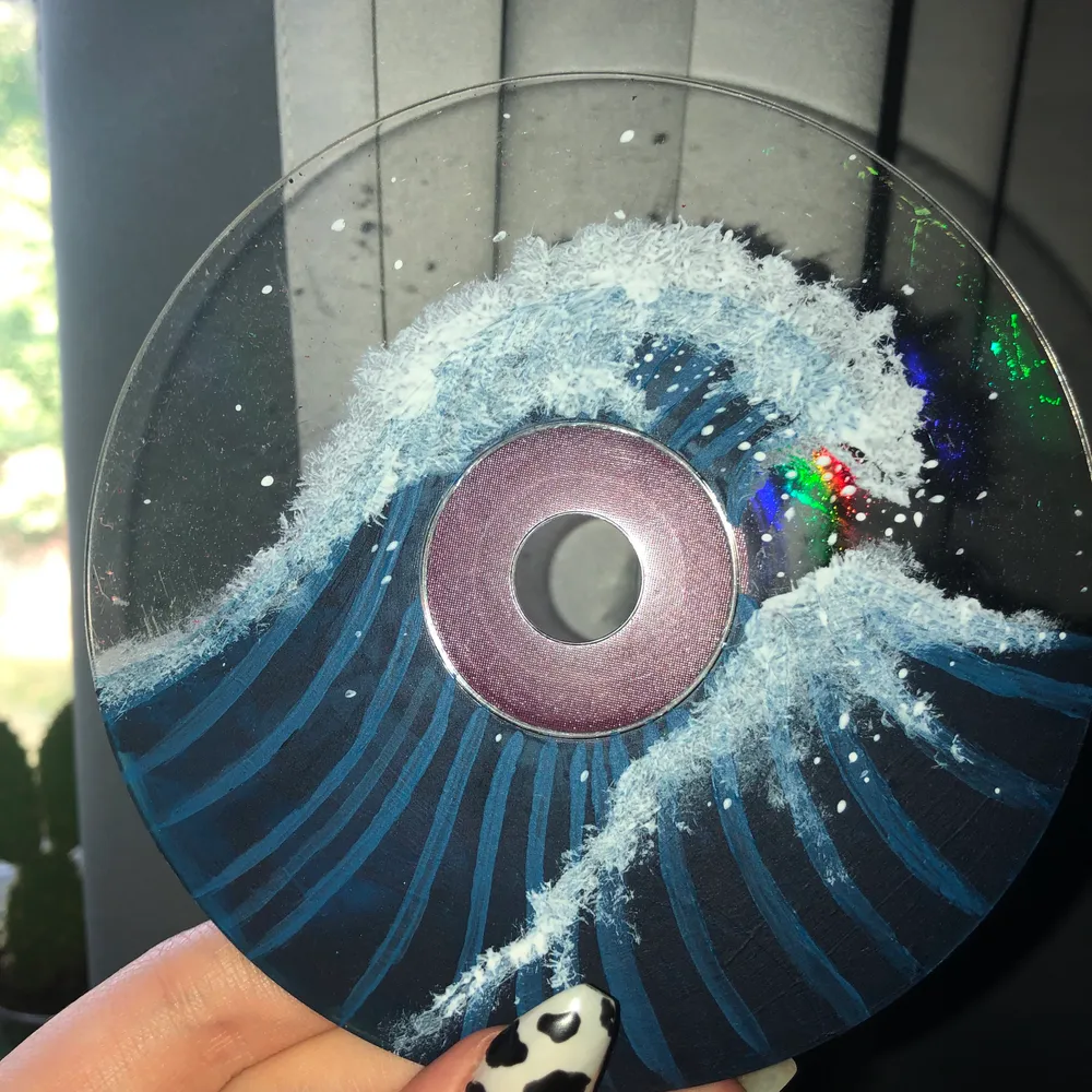 Målar cd skivor efter önskning men säljer även dem som är på bilderna 25 kr+frakt 30 kr+frakt för men komplicerade mönster/bilder. Övrigt.