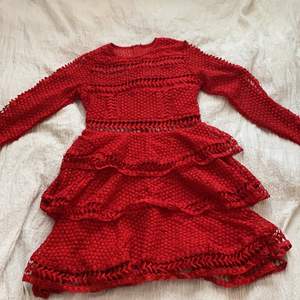 Röd klänning, från Linn Ahlborg X NA-KD Storlek: 36 men passar även 34                     Aldrig använd!                                                    Köparen står för frakten!