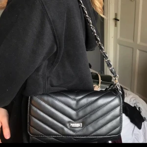 Dondonna,väska - En dondonna väska i ny skick,aldrig använd,super fin,och går o ha på många loika sätt,nypris 400 pruta om ni vill