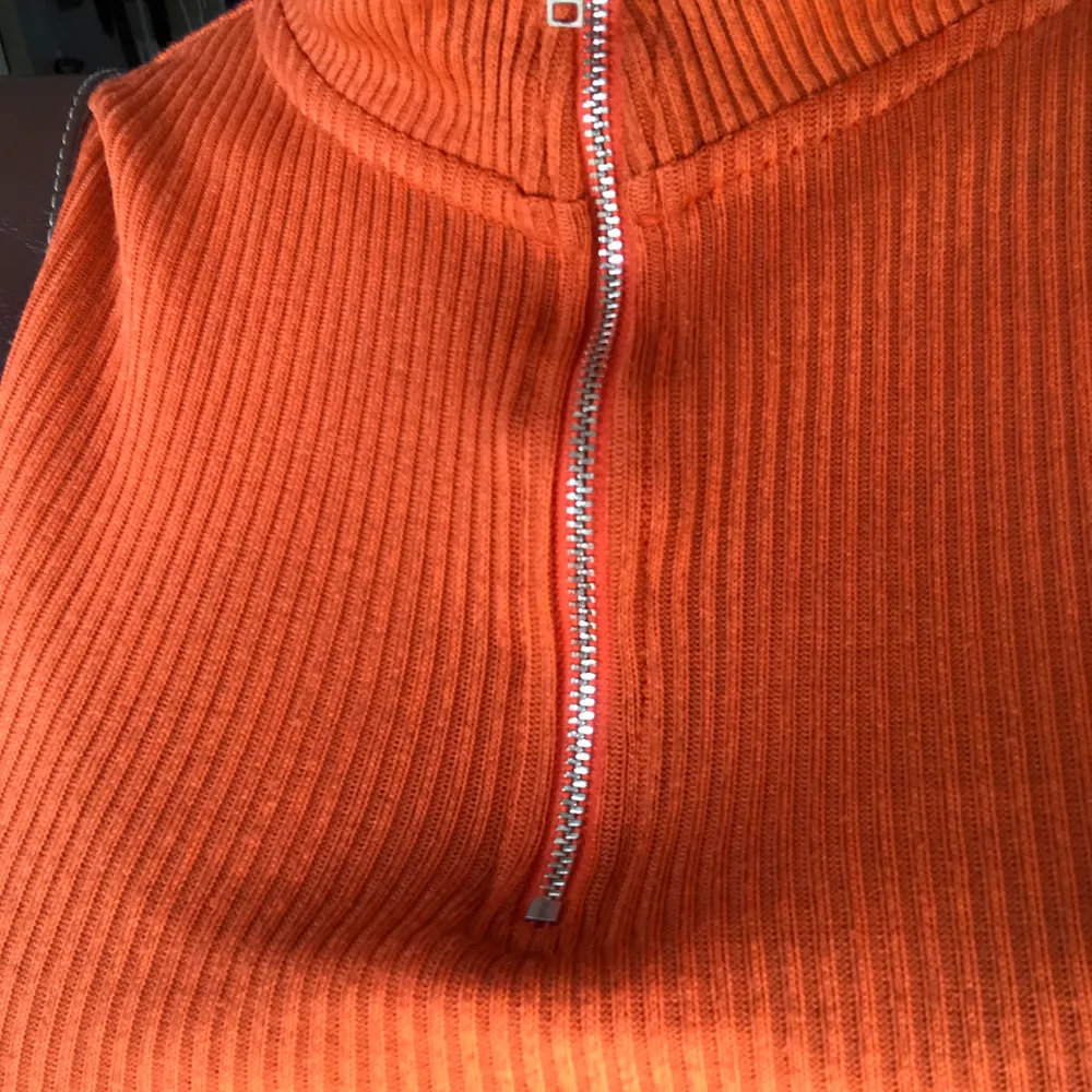 En supersnygg zip up polo som jag gjort om till crop top! Har använt den väldigt sparsamt så nästan nyskick. Nypris 249 kr, otroligt skönt material. Frakt 30 kr. Toppar.