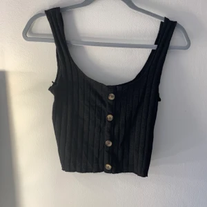 Ett jätte gulligt linne - Super gulligt linne från primark i London knapparna är fler färgade färger som är ass snygga banden ser långa ut men är inte alls så långa storlek XS men passar nog best på M eller S