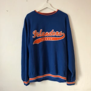 College tröja storlek M/L - En favorit. Köpt på second hand. Gott skick. Storlek M/L.