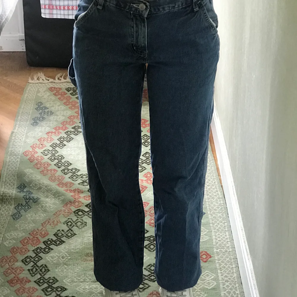 Jeans ifrån GAP. Jag är 163 cm och dom sitter bra på mig i längden. Säljer för använder inte 🌺🔆💜. Jeans & Byxor.