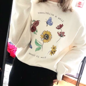 Sweatshirt  - (HÄLFTEN AV PENGARNA GÅR TILL CANCERFONDEN pga att jag vill va med och stötta detta så om du också vill det..) En söt sweatshirt, köpt ifrån hm men tyvärr aldrig använd. Bra och skönt material och sitter perfekt. Säljs för 175kr då frakten ingår. 