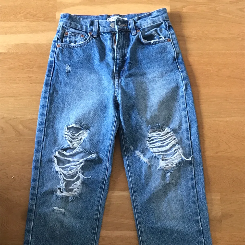 Ett par jeans från Pull&Bear i Berlin. Jag köpte dem för 400 kr. De är smala i formen och håliga där fram.  Det är storlek 32 och de är i bra skick! Köpare står för frakten. Skriv om du är intresserad :). Jeans & Byxor.