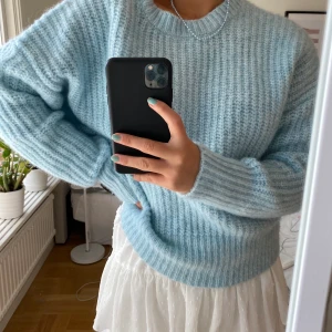 Blå stickad tröja🌟🌟🌟 - Heej säljer en blå stickad tröja från zara jättemysig till vintern.säljer pga inte andvänds☘️ (såld) 