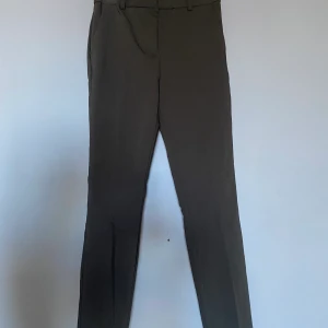 Oanvända mörkgröna kostymbyxor - Oanvända snygga kostymbyxor från H&M! Mörkgrön trendig färg ⭐️ Möter upp i centrala Stockholm eller köpare står för frakt. Hojta till om du vill ha fler bilder 