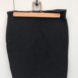 Den här är köpt på Humana, en jättesöt svart minikjol med glitter som man ser från vissa vinklar. Endast använd 1 gång. Köparen står för frakt :)