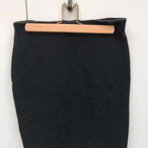 Vintage svart kjol - Den här är köpt på Humana, en jättesöt svart minikjol med glitter som man ser från vissa vinklar. Endast använd 1 gång. Köparen står för frakt :)