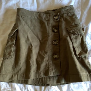 Kjol - En super gullig grön kjol från bik bok, strl 36. Kjolen är sönder på tre ställen i inner tyget men det är ingen som märks när man har på sig den & inget som syns på utsidan. Du betalar frakten💕