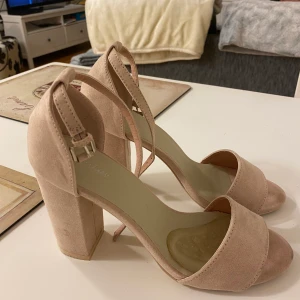 Klackskor från Nelly  - Superfina klackar från Nelly i ljus/puder rosa färg. Väldigt bra skick och är i strl 37. Säljer även ett par beige som ser likadana ut och kommer från samma ställe. 