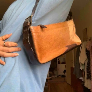  - Söt pälsfodrad 2000s väska. Köpt i Rom. Oklart om det är äkta päls (i vilket fall köps den ju second hand). Köpare står för frakt. Små slitningar. 