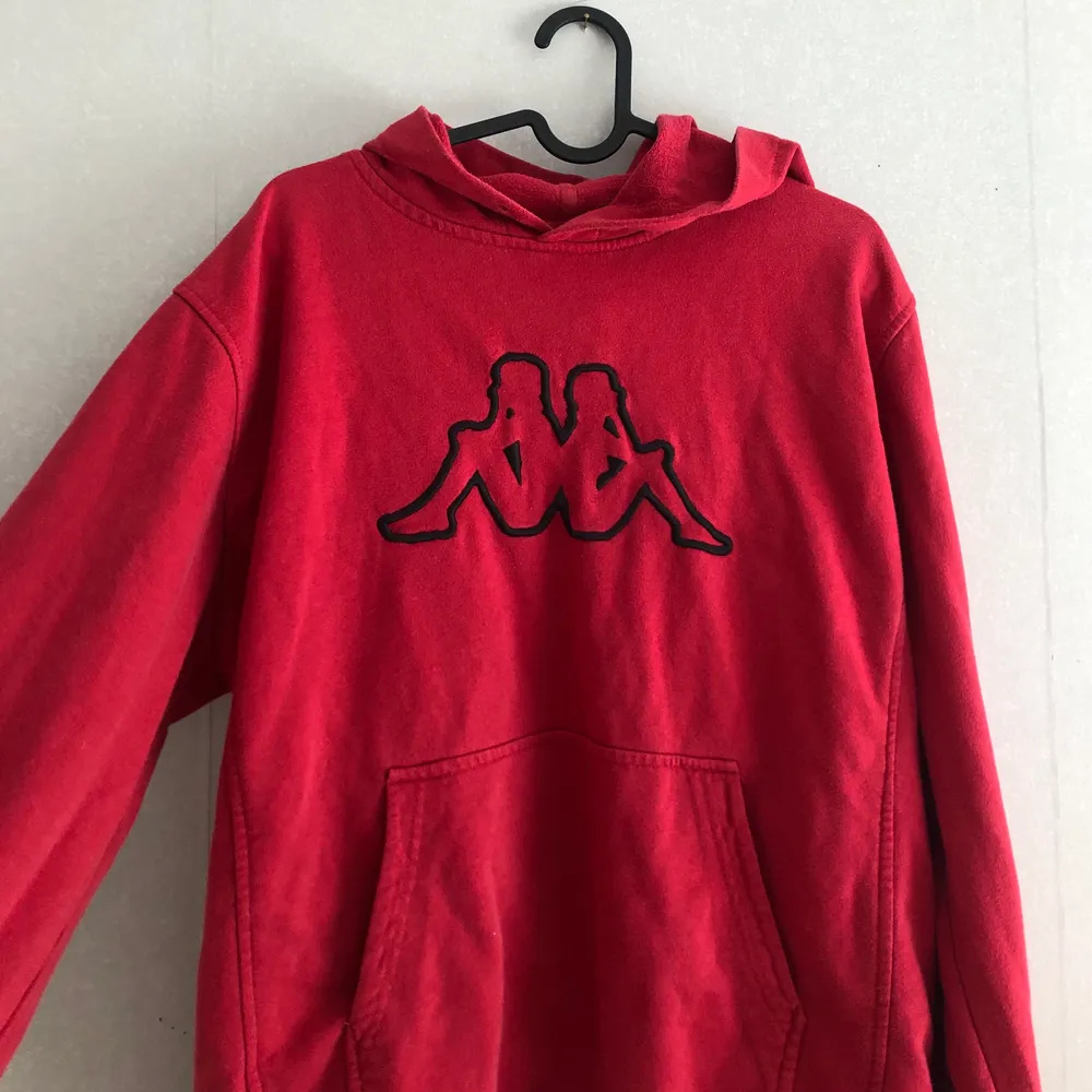 Röd kappa hoodie som sitter oversized på mig (jag har vanligtvis S i strl) köpt på second hand, möts upp i Stockholm/köparen står för frakt🥰. Hoodies.