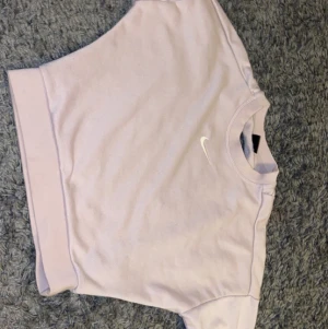 nike tröja - säljer min ljus/pastell lila träning träja ifrån nike. Använd max 2 gånger och jättefin att träna i men också ha i vardagen.  Den är öppen på ryggen. Storlek Xs