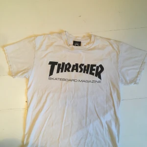 Thrasher t shirt strl M - Ganska använd men inte hål eller liknande i tröjan. Sitter snarare som S eller XS