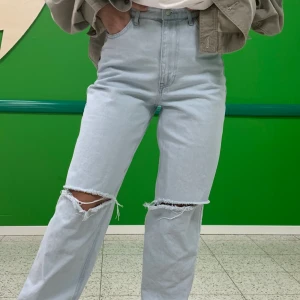 Gina Jeans - Skitsnygga och populära slitna vida jeans (storlek 36) helt slutsålda och liknar gina jeansen där jag gjort hålen själv, nypris var 399kr och de är helt nya, tvättade 1 gång (för snyggare slitningar) och endast testade🥰 säljer för 300kr och köparen får stå för frakten som är 59kr. skriv privat för mer bilder