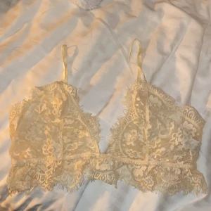 Spetsbh - Skitsnygg spetsbh från NA-KD i storlek L men skulle säga att den är mer i M då den är lite liten i modellen! 75kr inkl frakt🥰🌟