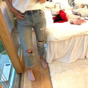 Zara boyfriendjeans med hål - Super härliga och coola boyfriendsjenas med hål från Zara! Säljer eftersom att de har blivit för små. Bra skick. Kan mötas upp i Stockholm eller frakta för 33kr❤️😊