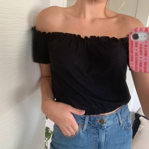 Svart off-shoulder topp - Svart off-shoulder topp från BikBok i storlek S. Använd fåtal gånger. Köparen står för frakten om vi inte möts upp