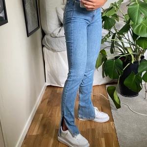 Jeans med slits  - Säljer dessa snygga jeansen med slits på sidan från Zara. Storlek 34 men de är väldigt stretchiga, frakt på 79kr tillkommer! 