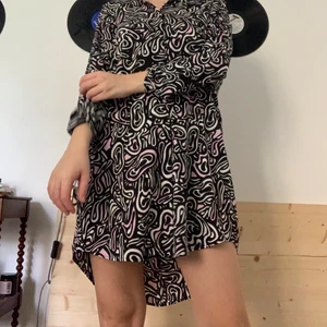 Klänning - Denna klänning är köpt på Monki. Den är i jättebra kvalitet. Den går även att använda som en skjorta 