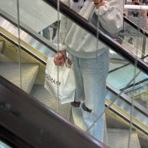 Trendiga byxor med hål i - Jättefina jeans med hål i som är raka i modellen😇 Byxorna går ner på foten ganska nära golvet på mig som är 164 men om man tycker det är för långt är det inga problem med att klippa dom kortare🥰 storlek 36 men skulle säga att dom kan passa från 34-36 beroende på hur man vill att dom ska sitta, jag är vanligtvis en 34 men byxorna sitter perfekt baggy på mig✨ Färgen gör sig rättvisast på sista bilden