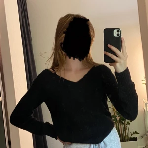 Stickad tröja - Säljer denna svarta stickade tröjan från hm då den är lite för v-ringad för min smak! ( priset är inklusive frakt)🤍