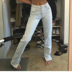 Jeans - Säljer nu dessa helt slutsålda jeansen med slits från zara. Storlek 34. Bilderna är lånade