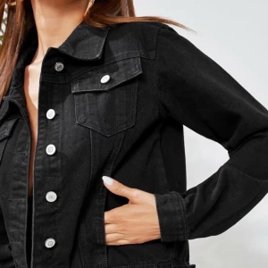 Svart jeans jacka  - Svart jeans jacka i storlek M frakt igår jackan är som helt ny knappt använd 