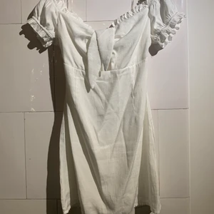 Linneklänning från Glamorous I storlek 38/M! - Skön och fin linneklänning. Använd en gång så i riktigt bra skick. 150 kr inkluderad frakt.