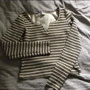 Randig tröja - Säljer min jättefina hollister tröja då den inte används längre! Lite tjockare material och super bekväm<3 är i strl s men passar en m också