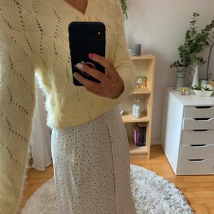 Prickig kjol - Prickig kjol (gul och svart) med volang nedtill, från miss selfrige storlek 38. Helt ny!