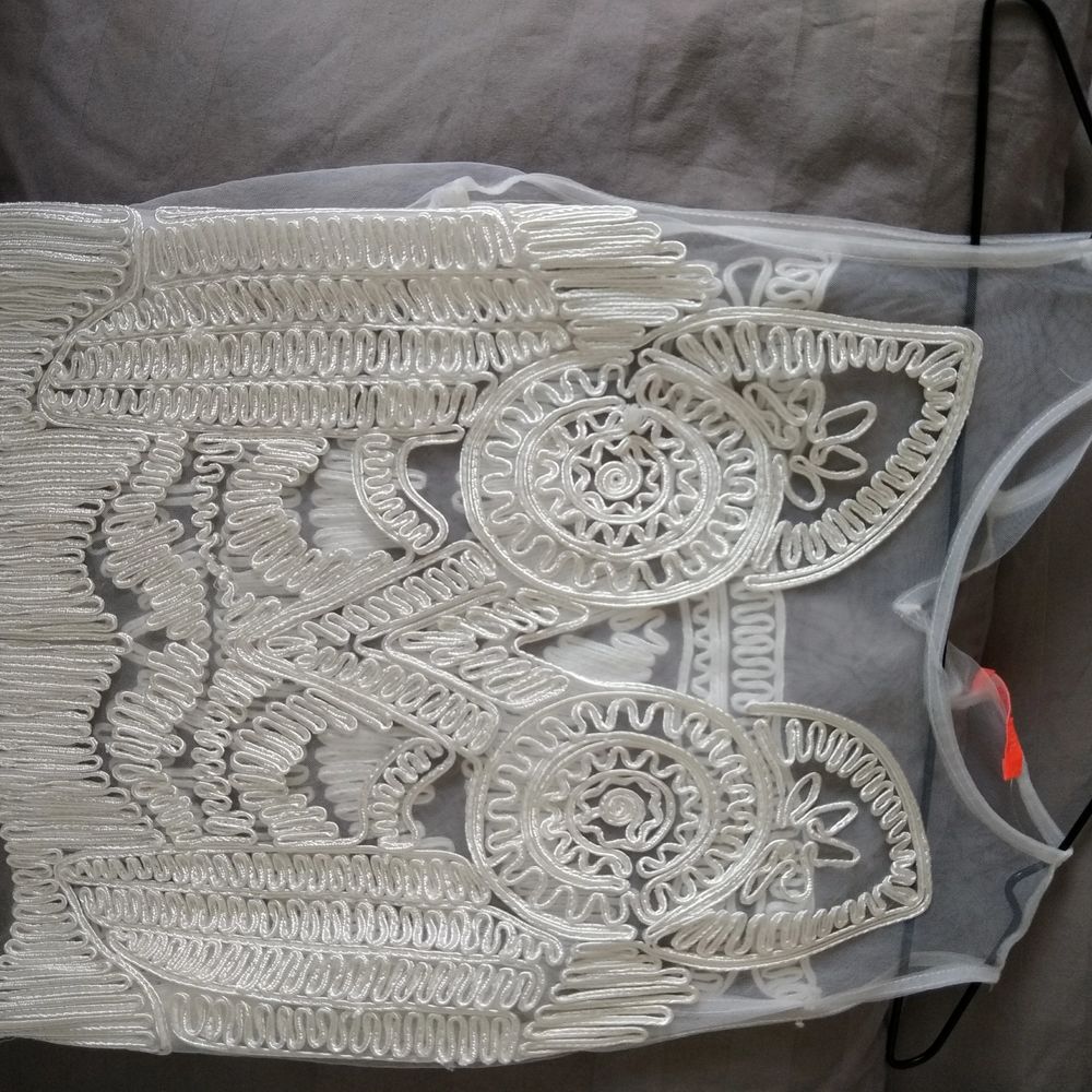 -Size M -height 165 -brand : Banjul -clean and in good condition - elegant white with detailed which stitches -suitable for beach or swimming pool pick up or by post. Buyer will pay the cost of post. Pick up is free pick up place ( Stockholm) : universitad station / techniska hogskolan station / Danderyd Sjukhus station / Vaxholm centrum / any stop of bus 670 please feel free to message me for details Cecilia . Klänningar.
