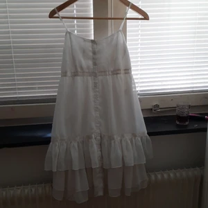 Vit kläning - Vit kläning med några små knappar som man inte ser så mycket inte använd sälj pg för stor frakt 30 kr