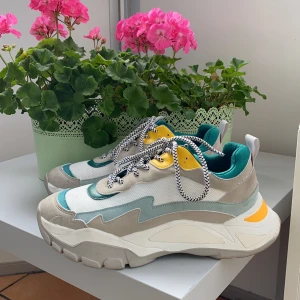 Chunky sneakers - Ett par supersnygga chunky sneakers från Pull and Bear i storlek 40, dom är i fint skick! 300kr, köpta för 669kr🌟🌟 bud just nu 350kr
