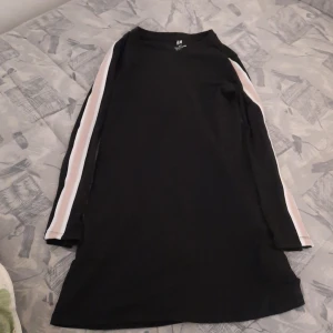 Svårt kläninng  - Säljer en svart klänning pg av den var för liten it använd en enda gång 