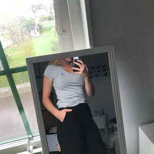 Fin vanlig tröja från Ralph Louren - Fin vanlig grå tröja från Ralph. Knappt använd och i bra skick. Priset kan diskuteras. Köparen står för frakten. Kan mötas upp i Lund.