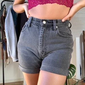 Vintage shortS - Jättefina shorts som tyvärr inte passar mig längre😔 fint skick! Pris inkluderar frakt<3