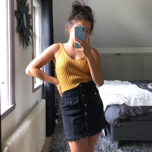 svart jeanskjol - Som ny, för stor för mig därför säljer jag, passar med i princip allt 