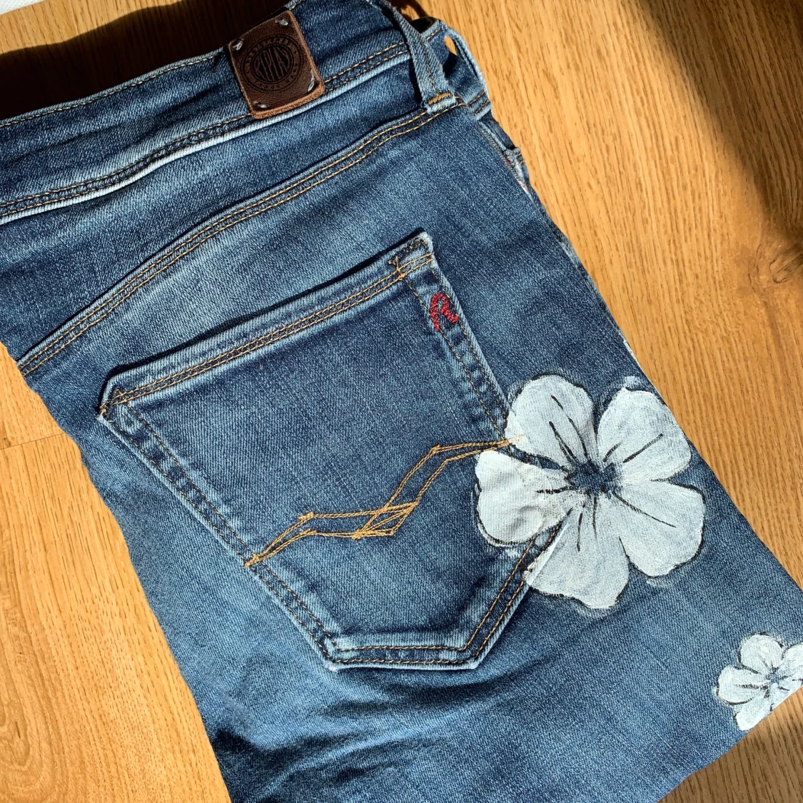 Replay jeans med handmålat tryck