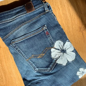 Replay jeans med handmålat tryck - Ett par replay jeans i bra skick, med handmålat tryck. köparen står för frakt. Priset kan diskuteras i privat meddelande👍🏻