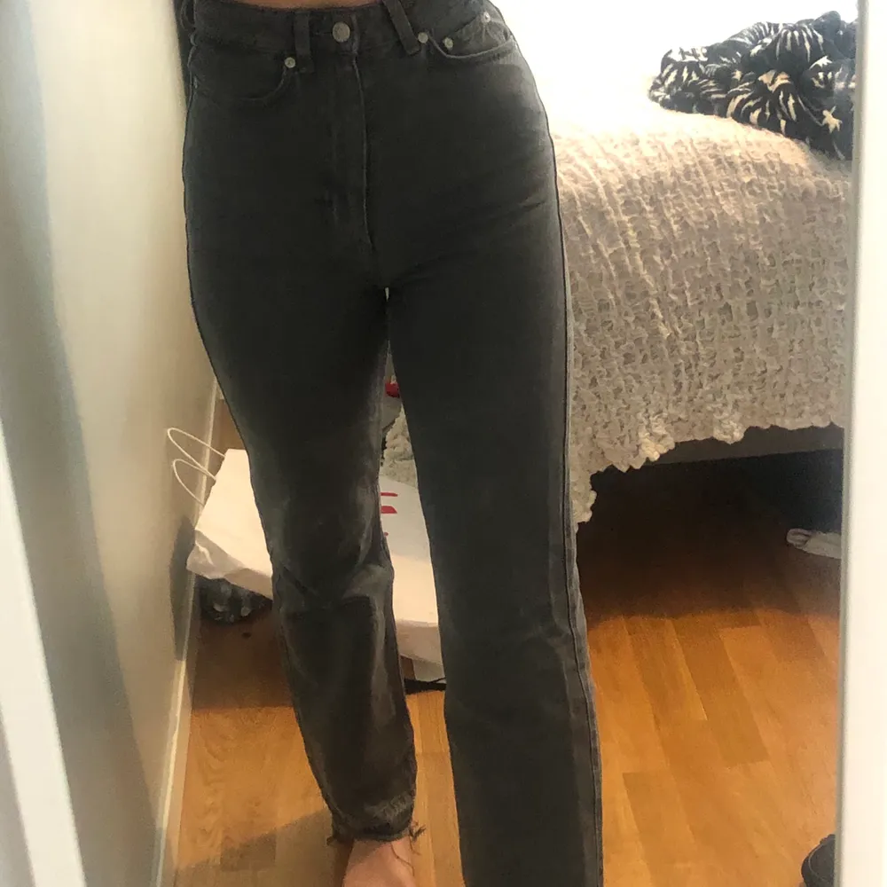 Säljer mina populära (och nästan helt slutsålda) Weekday jeans på grund av att de blivit försmå för mig! W24 L30, jag har vanligtvis 36 i byxor och dom funkar men sitter tajtare än jag vill ha dom, jag är 164 cm och har sprättat upp sömmen nere på benen så dom blir ca 2 cm längre och då är dom perfekt längd enligt mig (och får en mer distressed look)!! 250kr + 66kr frakt, högsta bud ligger på 300! (500kr nypris). Jeans & Byxor.