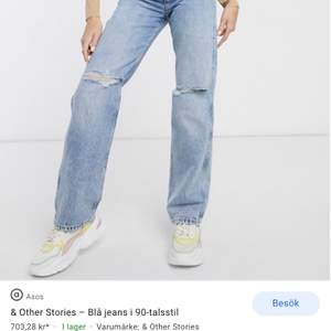 Säljer dessa trendiga jeans. Jag köpte dessa från & Other Stories för 700 kr men då dom var för stora har dom knappast andvänts. Storlek 36. Bud från 400. Ledande bud: 450kr 