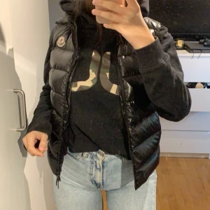 Moncler väst - Ny moncler väst endast använd några gånger, storlek 1 som motsvarar s, skriv om ni vill ha fler bilder på den, kvitto finns🥰 köptes för ca 5000kr och säljer den för 3500kr