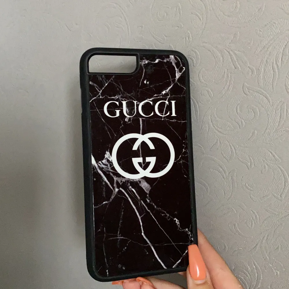 🖤Säljer nu detta snygga mobilskal i svart marmor med texten Gucci (ej äkta)🖤 ⚡️passar iPhone 7+ och iPhone 8+🖤⚡️. Accessoarer.