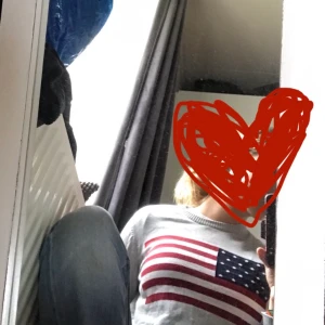 USA tröja från hm - En as snygg ”vintage” aktig tröja med amerikanska flaggan på 💞 den är från hm i storlek 158/164 som xs typ 👍🏼 super fin inför hösten nu med 😍 inga fel alls skriv för bättre bilder 🥰