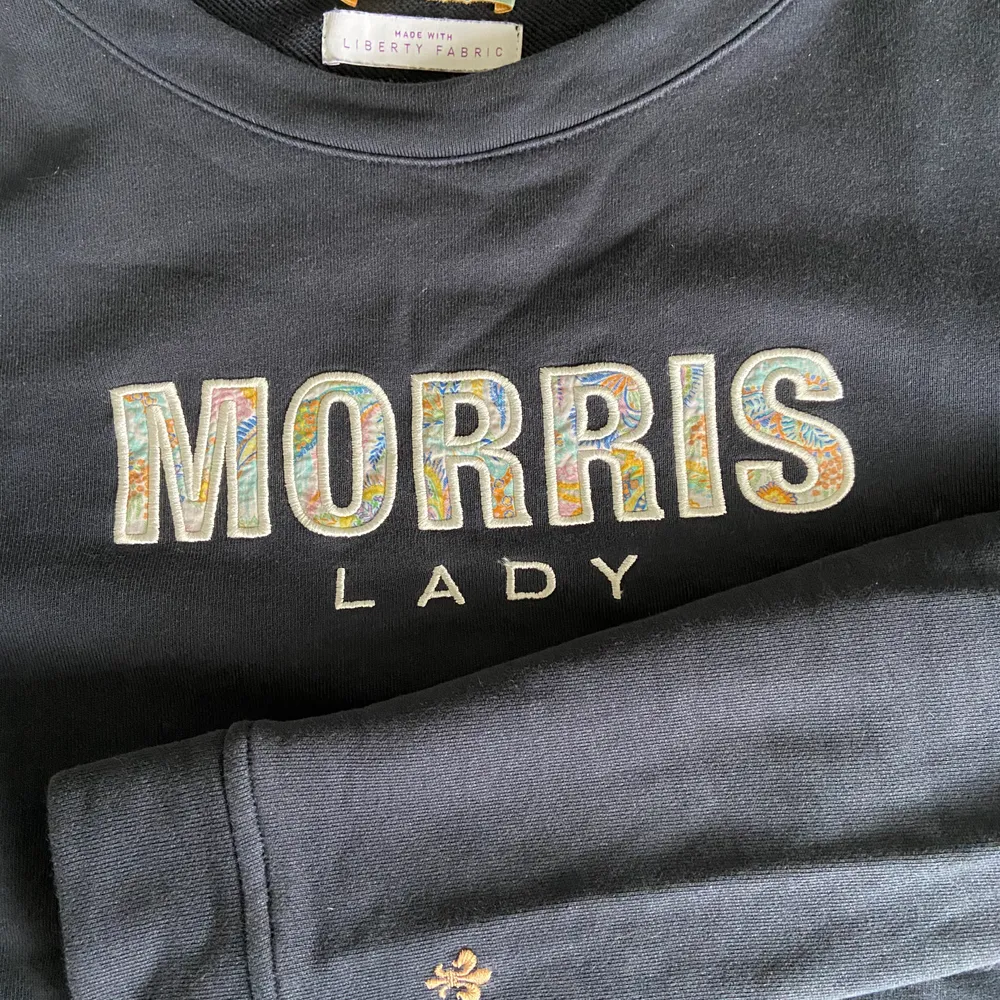 Morris tröja i marinblå med logga på bröstet och ärmen. Loggan på bröstet har även ett fint mönster (bild 3)✨. Tröjor & Koftor.